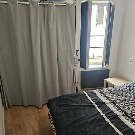 Apartment T2 Chaleureux, Calme Et Entierement Renove.