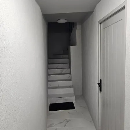 T2 Chaleureux, Calme Et Entierement Renove. Appartement *