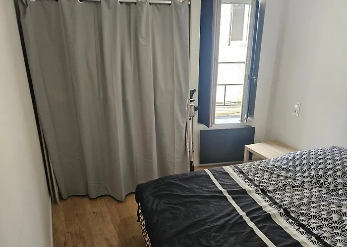 Apartment T2 Chaleureux, Calme Et Entierement Renove.